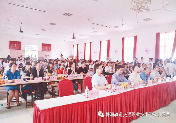 青春，成長(zhǎng)，感恩，責(zé)任成人禮暨新團(tuán)員入團(tuán)儀式