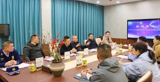 株洲市人民政府副市長楊勝躍，市人民政府副秘書長歐陽元初，市教育局李易常局長一行蒞臨我校視察指導(dǎo)開學(xué)工作